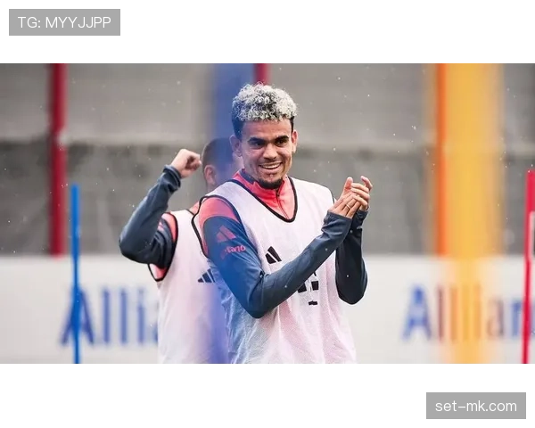 利物浦边路进攻特点：快速推进与高位传中结合，边卫内收创造宽度