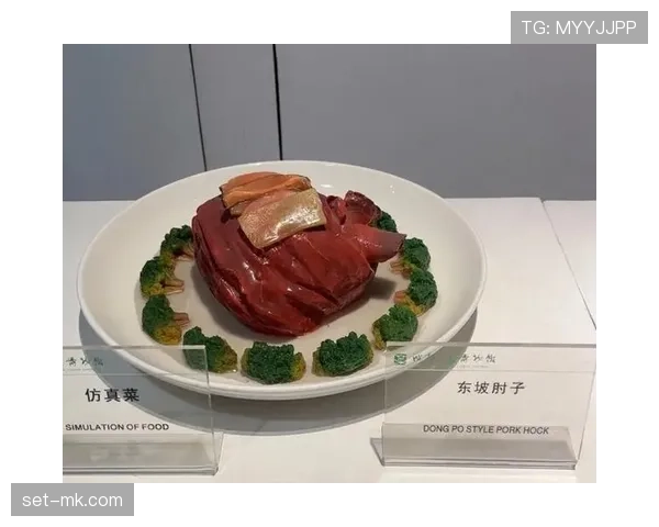 刷到吕小军的早餐照，盘子像展品，我这月菜钱都羞得躲起来